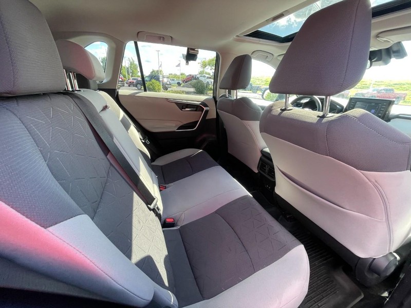 Toyota RAV4 Vehicle Image 10