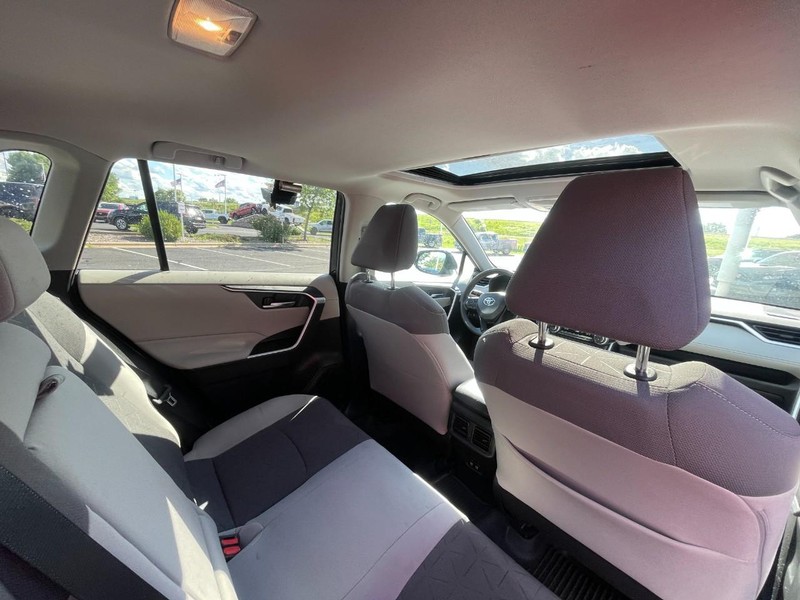 Toyota RAV4 Vehicle Image 11