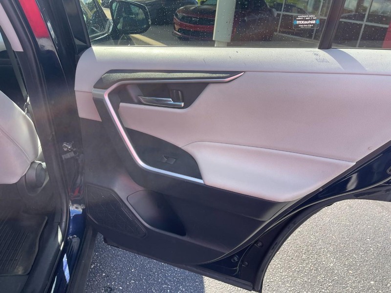Toyota RAV4 Vehicle Image 12