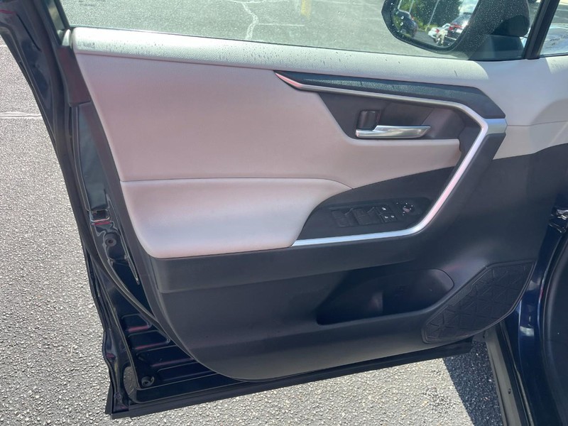 Toyota RAV4 Vehicle Image 16
