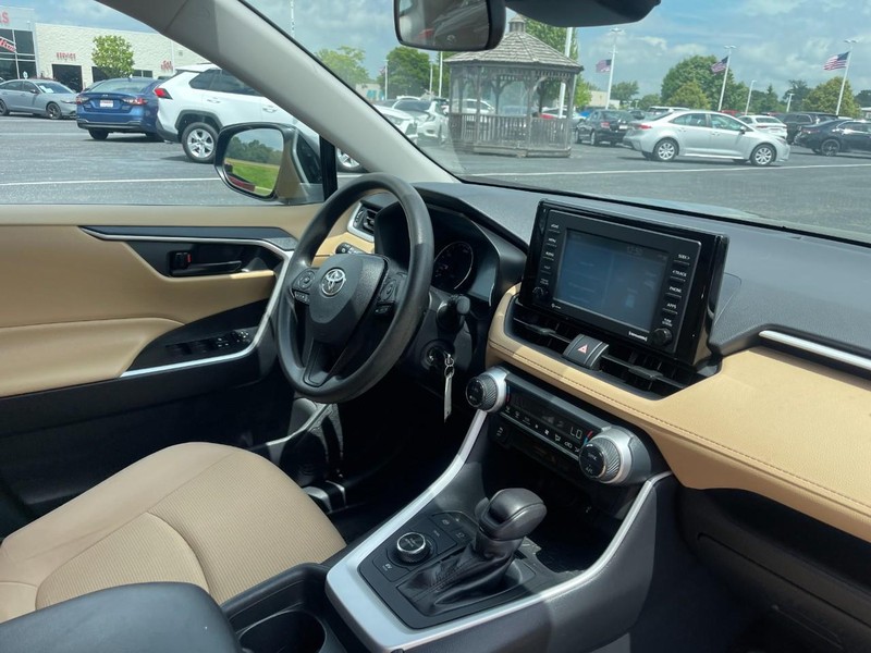 Toyota RAV4 Vehicle Image 09