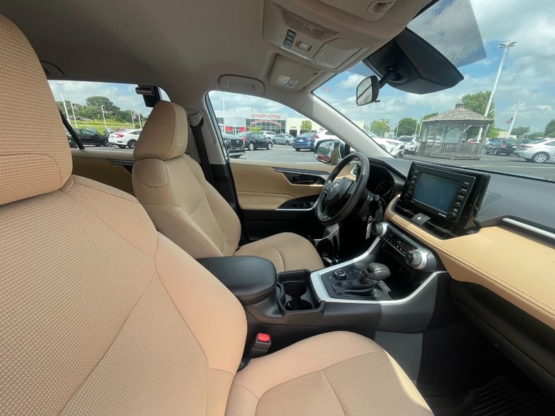 Toyota RAV4 Vehicle Image 10