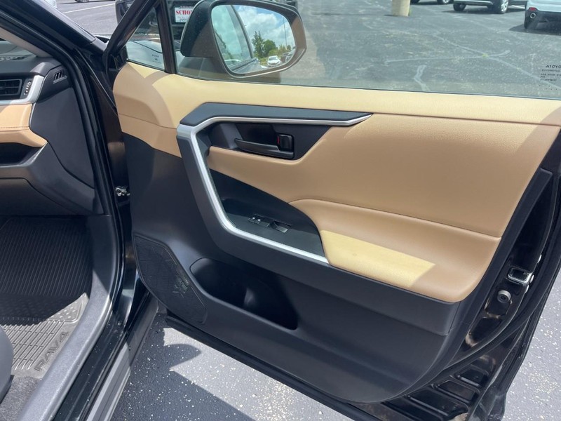Toyota RAV4 Vehicle Image 11