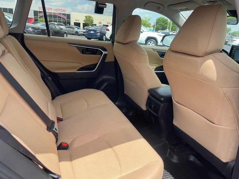 Toyota RAV4 Vehicle Image 12