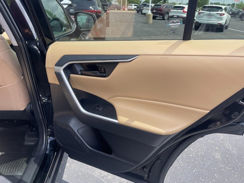 Toyota RAV4 Vehicle Image 14
