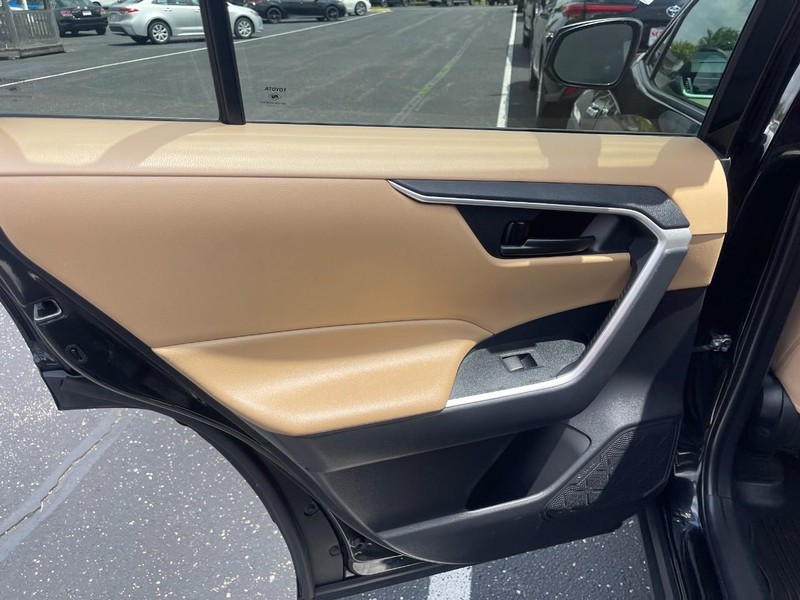 Toyota RAV4 Vehicle Image 17