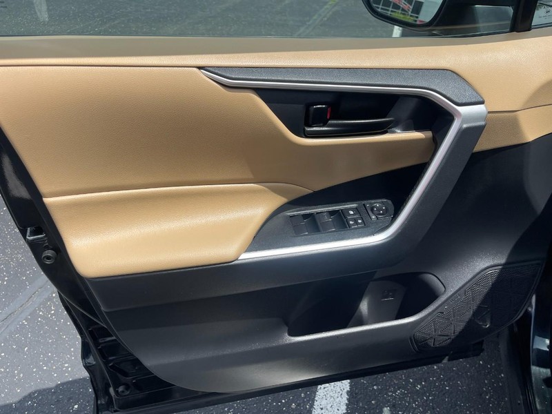Toyota RAV4 Vehicle Image 19