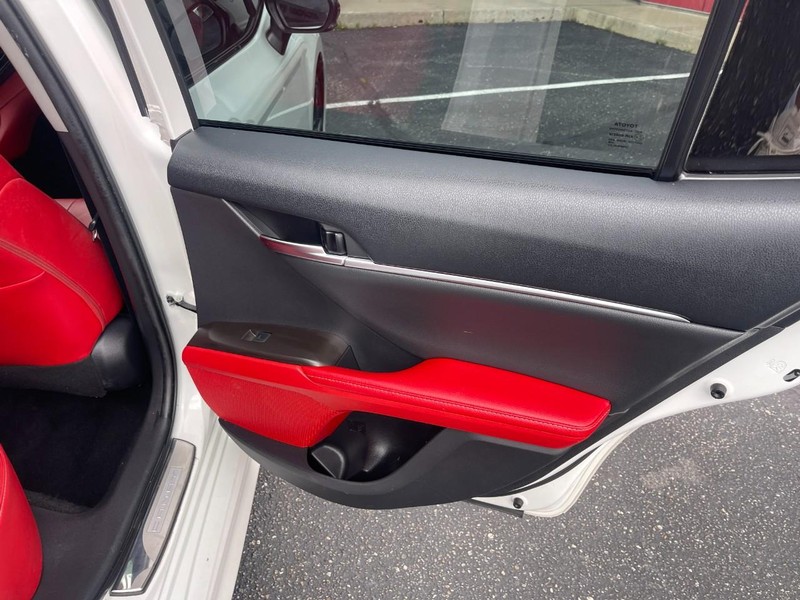 Toyota Camry Vehicle Image 16