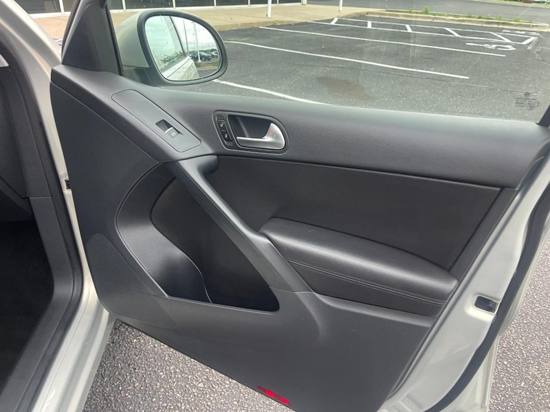 Volkswagen Tiguan Vehicle Image 12