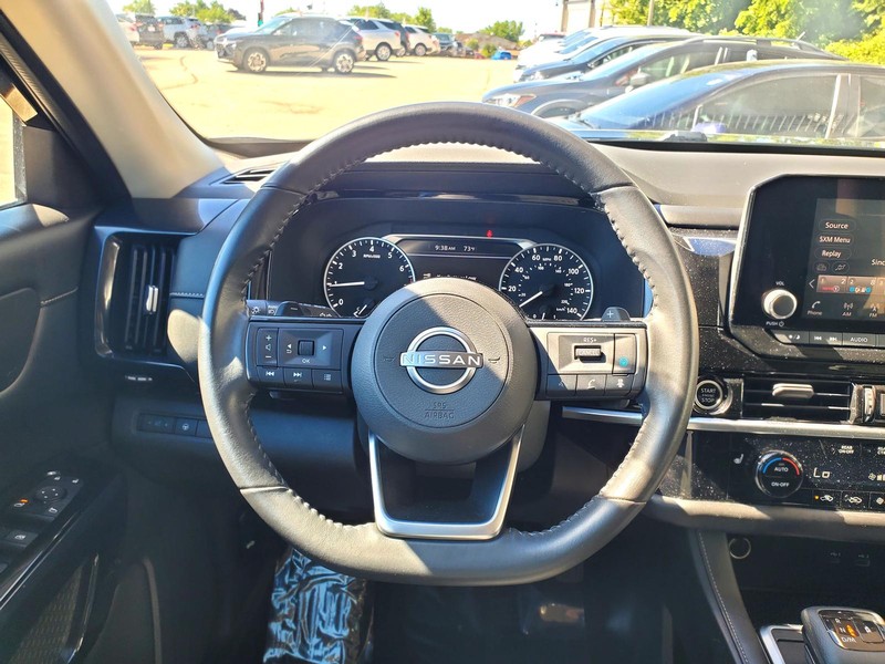 Nissan Pathfinder Vehicle Image 09