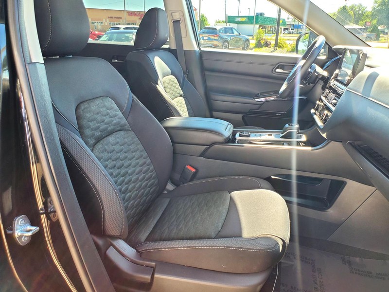 Nissan Pathfinder Vehicle Image 13