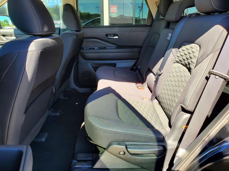 Nissan Pathfinder Vehicle Image 16