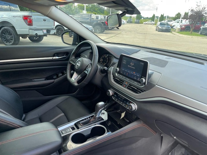 Nissan Altima Vehicle Image 10