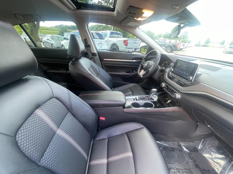 Nissan Altima Vehicle Image 12