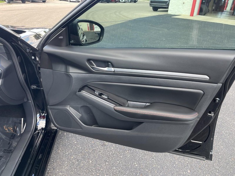 Nissan Altima Vehicle Image 13