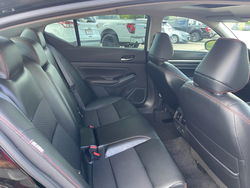 Nissan Altima Vehicle Image 14