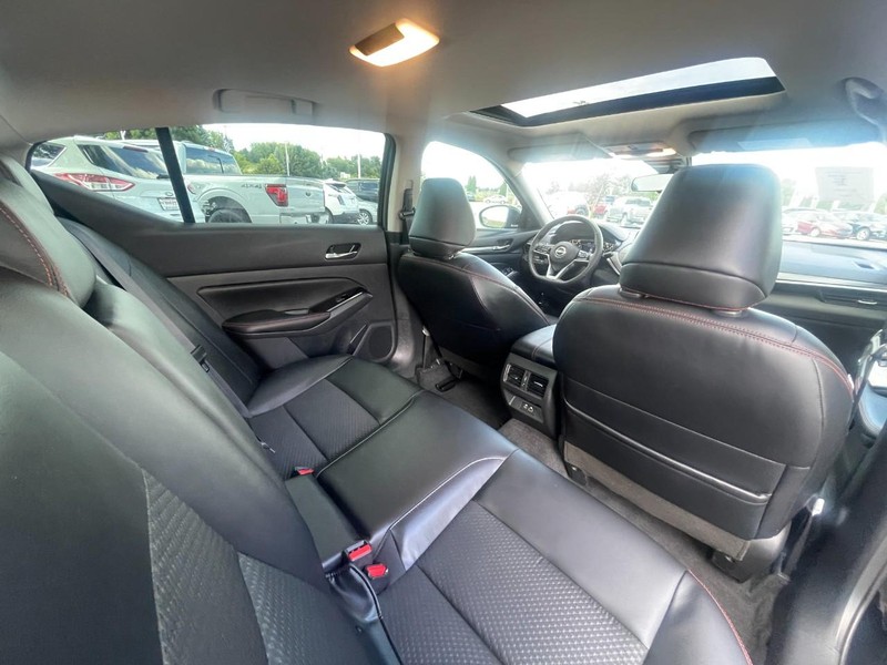 Nissan Altima Vehicle Image 15