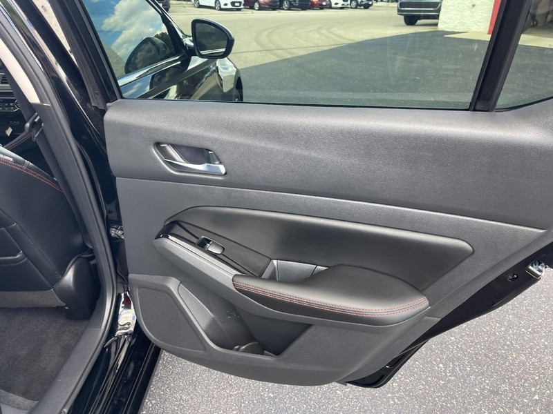 Nissan Altima Vehicle Image 16
