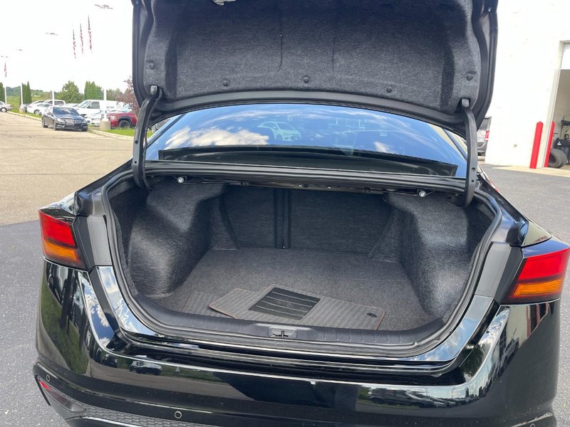 Nissan Altima Vehicle Image 17
