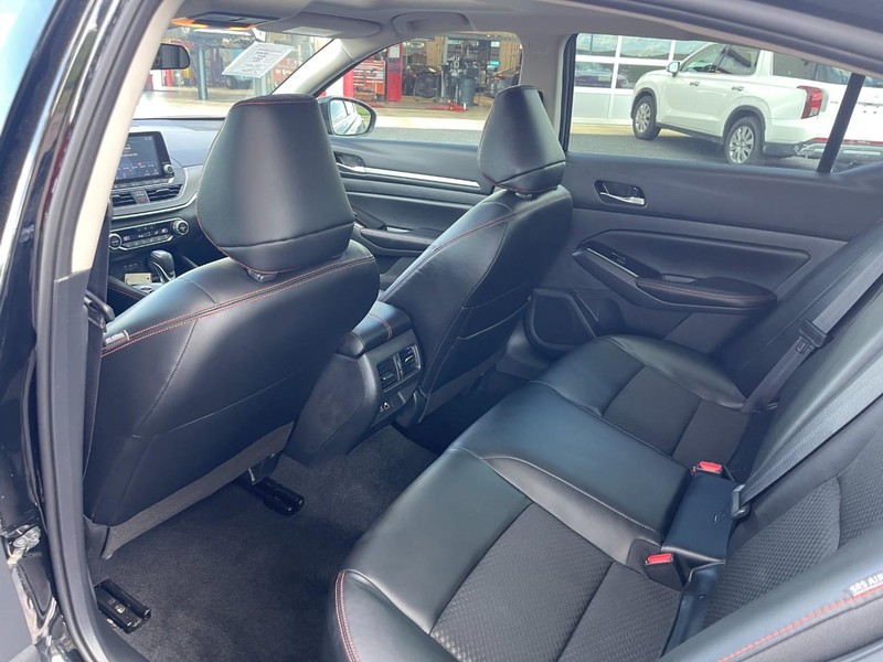 Nissan Altima Vehicle Image 18