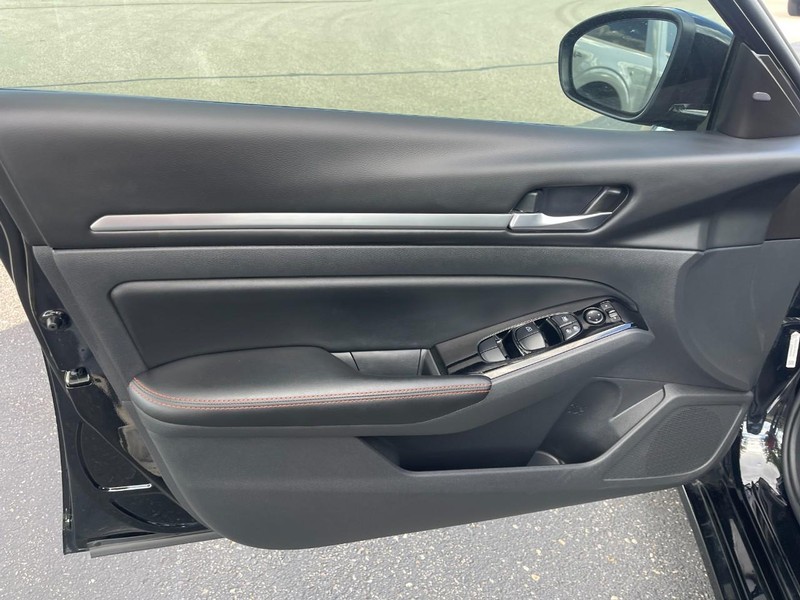 Nissan Altima Vehicle Image 21