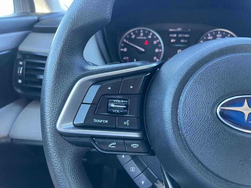 Subaru Legacy Vehicle Image 11