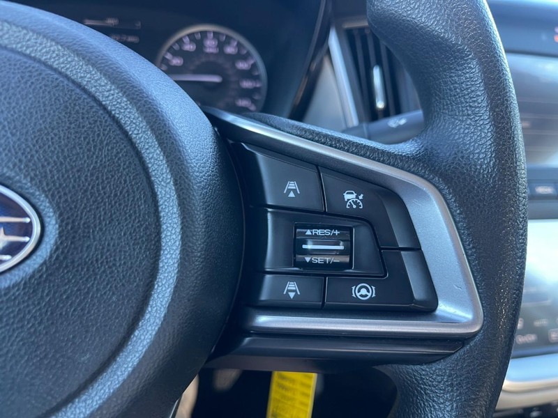 Subaru Legacy Vehicle Image 12