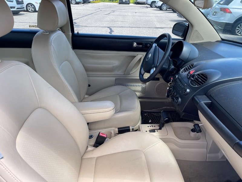 Volkswagen New Beetle Coupe Vehicle Image 03