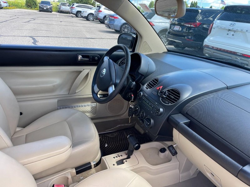 Volkswagen New Beetle Coupe Vehicle Image 04
