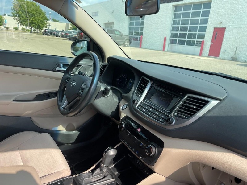 Hyundai Tucson Vehicle Image 02