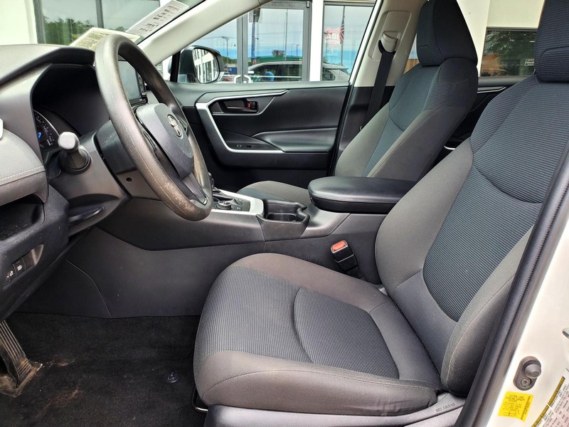 Toyota RAV4 Vehicle Image 12