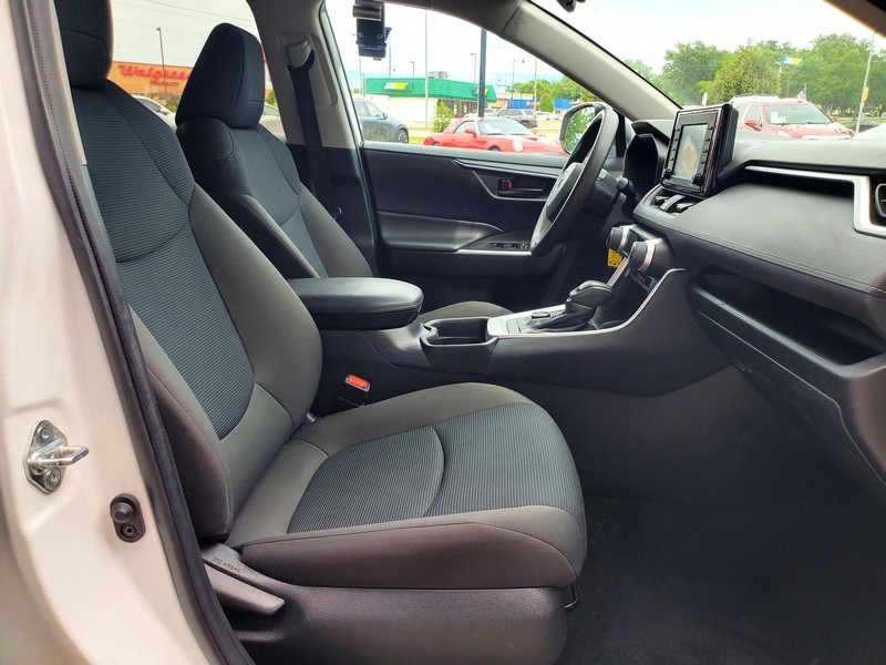 Toyota RAV4 Vehicle Image 13