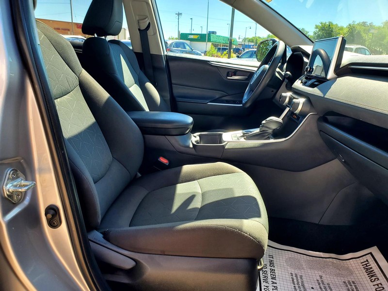 Toyota RAV4 Vehicle Image 14