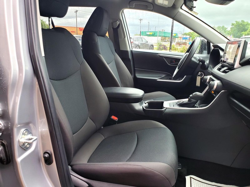 Toyota RAV4 Vehicle Image 13