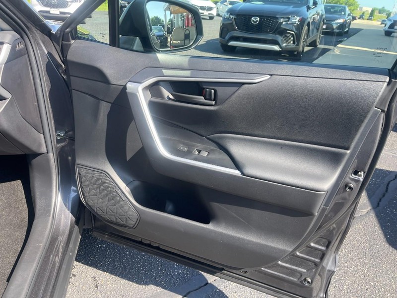 Toyota RAV4 Vehicle Image 09