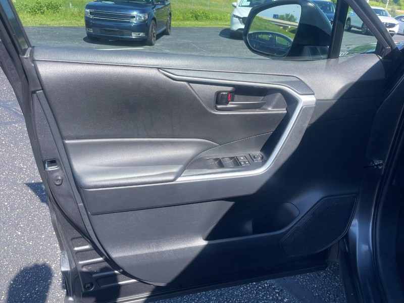 Toyota RAV4 Vehicle Image 13