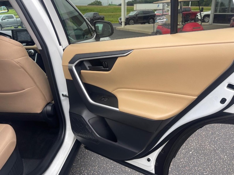 Toyota RAV4 Vehicle Image 09