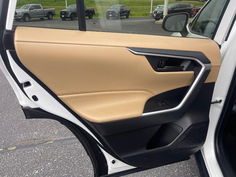 Toyota RAV4 Vehicle Image 12