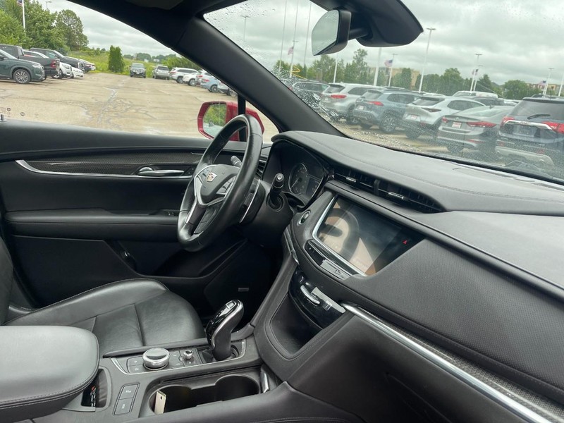Cadillac XT5 Vehicle Image 02