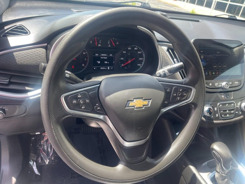 Chevrolet Malibu Vehicle Image 12
