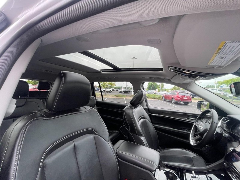 Jeep Grand Cherokee L Vehicle Image 11