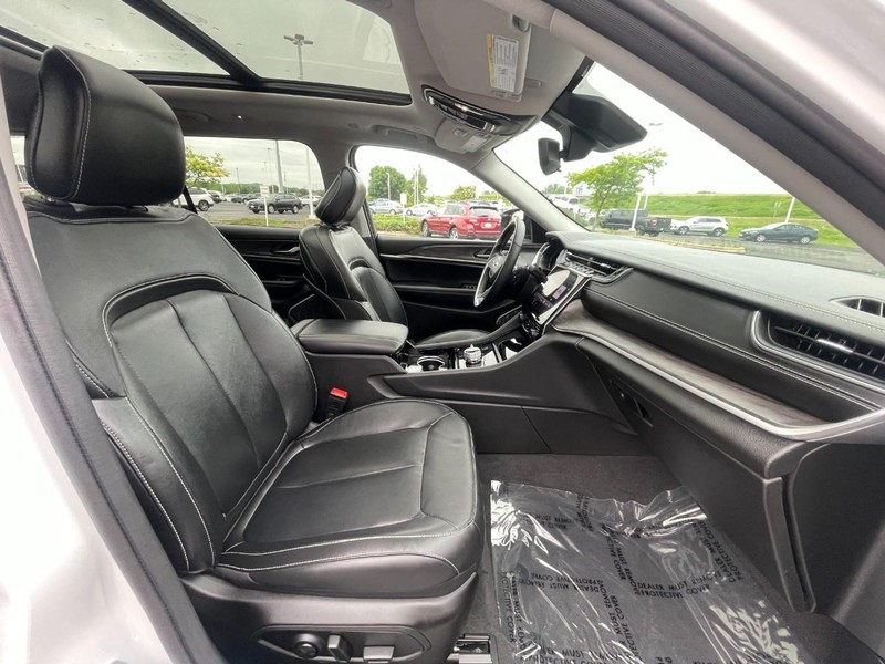 Jeep Grand Cherokee L Vehicle Image 12