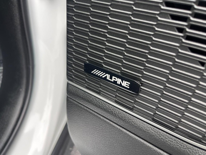 Jeep Grand Cherokee L Vehicle Image 14