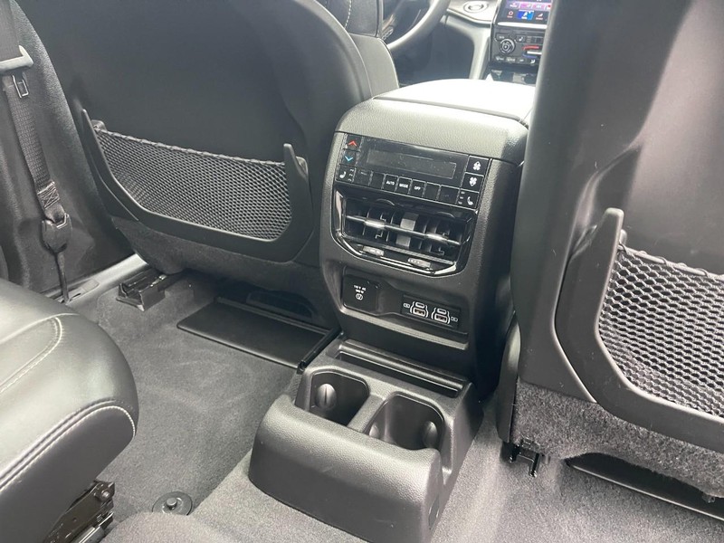 Jeep Grand Cherokee L Vehicle Image 16