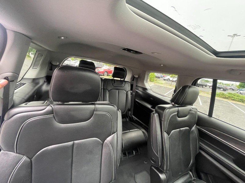 Jeep Grand Cherokee L Vehicle Image 17