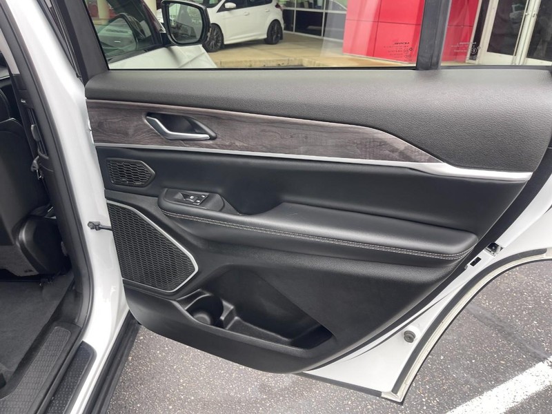 Jeep Grand Cherokee L Vehicle Image 19