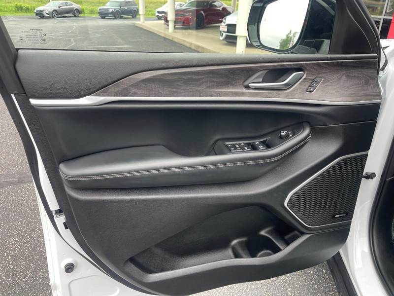 Jeep Grand Cherokee L Vehicle Image 25
