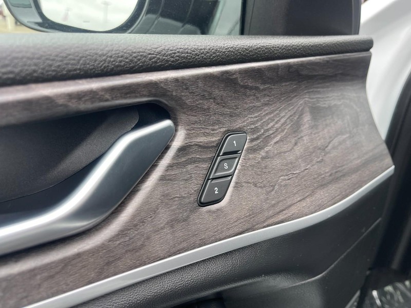 Jeep Grand Cherokee L Vehicle Image 26