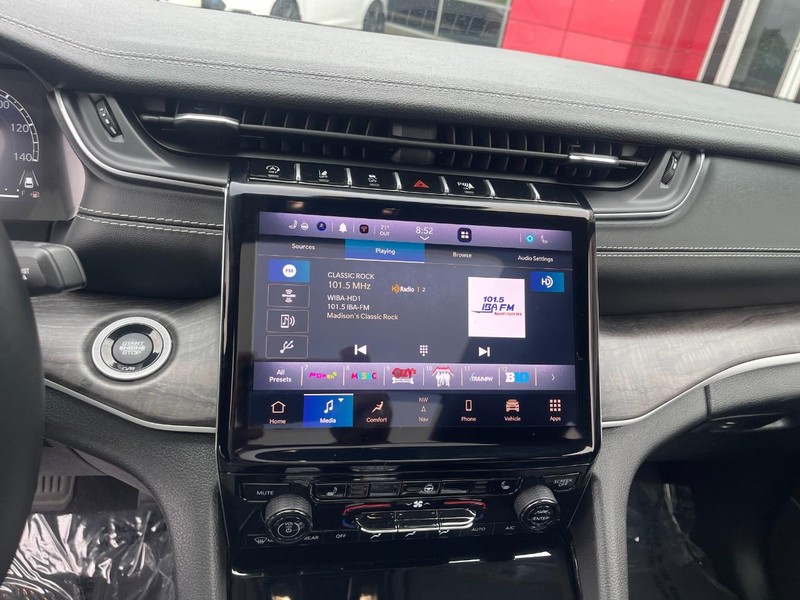 Jeep Grand Cherokee L Vehicle Image 36