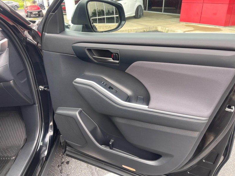 Toyota Highlander Vehicle Image 10